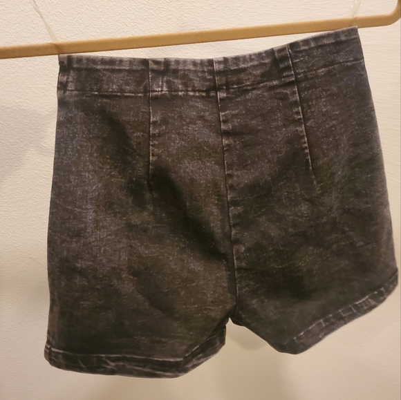 NWT🏷Highwaisted stretch denim shorts - Picture 2 of 7